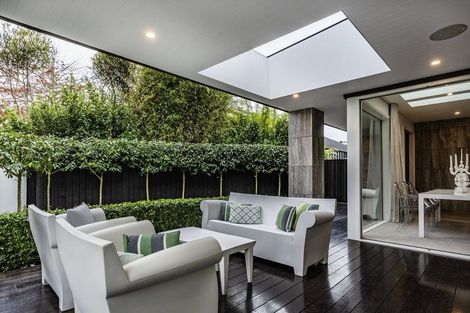 Photo of property in 2 Snowdon Road, Fendalton, Christchurch, 8052