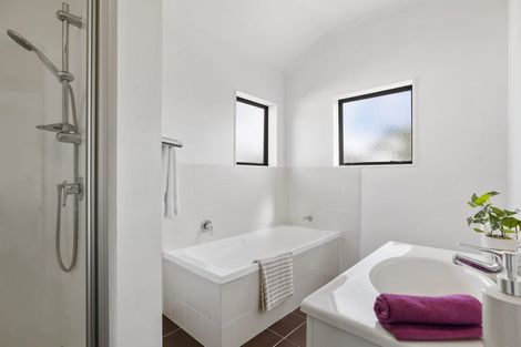 Photo of property in 16 Secoia Crescent, Mangere, Auckland, 2022