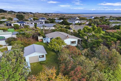 Photo of property in 8 Duncan Street, Waikawa Beach, Manakau, 5573