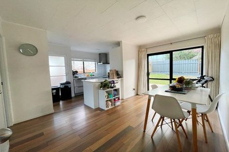 Photo of property in 2/1 Landsdale Place, Massey, Auckland, 0614