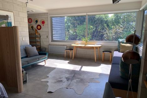 Photo of property in 15 Hungerford Road, Lyall Bay, Wellington, 6022