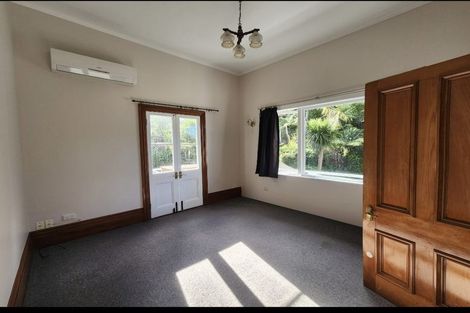 Photo of property in 19 Governor Road, Northland, Wellington, 6012