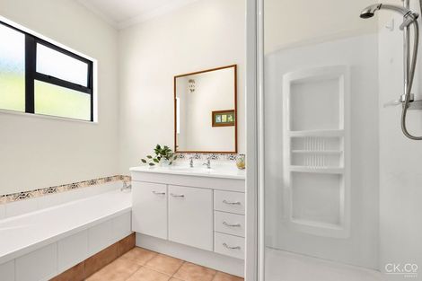 Photo of property in 8a Garrett Place, Riverstone Terraces, Upper Hutt, 5018
