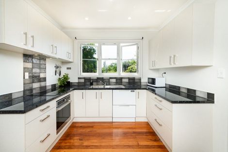 Photo of property in 5 Rangitira Avenue, Palmerston North, 4414