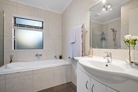 Photo of property in 5 Godwit Place, Waiuku, 2123