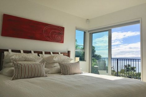 Photo of property in 15a Fortification Road, Karaka Bays, Wellington, 6022