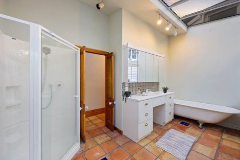 Photo of property in 5 Queen Street, Northcote Point, Auckland, 0627