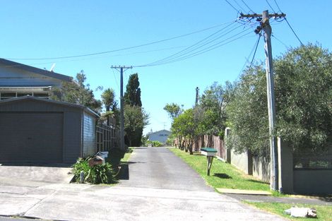 Photo of property in 2/10 Wernham Place, Northcote, Auckland, 0626