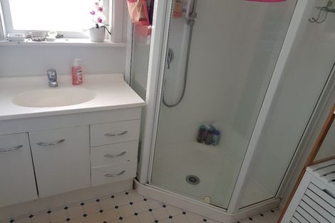 Photo of property in 37 Edmonton Road, Henderson, Auckland, 0612