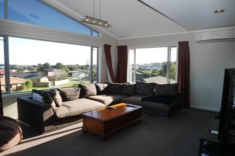 Photo of property in 15 Poneke Drive, Waikanae, 5036