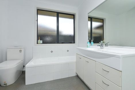 Photo of property in 13 Nobleman Place, Hamilton East, Hamilton, 3216