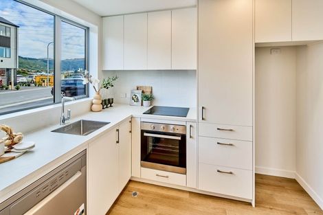 Photo of property in 11 Ara Paiwhenua, Tawa, Wellington, 5028
