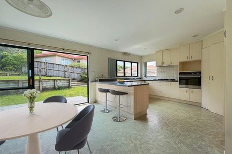 Photo of property in 3 Tamworth Crescent, Newlands, Wellington, 6037