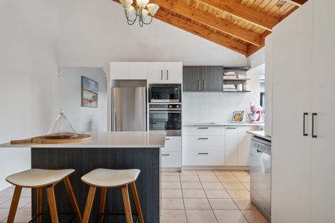 Photo of property in 8 Rarahu Place, The Gardens, Auckland, 2105