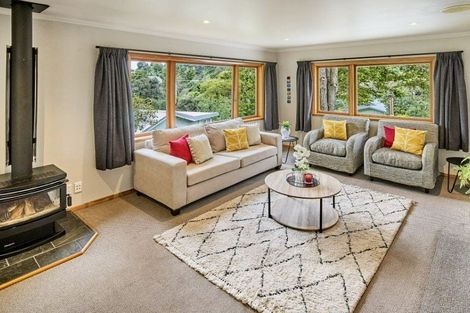 Photo of property in 24 Elmslie Road, Pinehaven, Upper Hutt, 5019