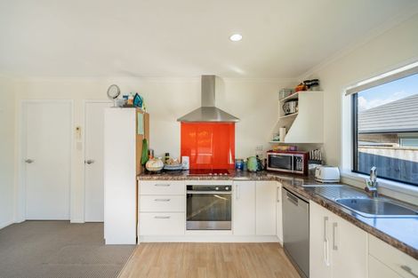 Photo of property in 94 Sunstone Crescent, Timberlea, Upper Hutt, 5018