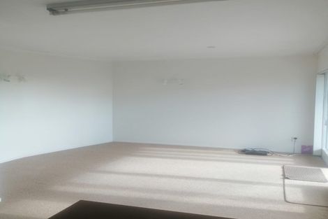 Photo of property in 613 Glenfield Road, Totara Vale, Auckland, 0629
