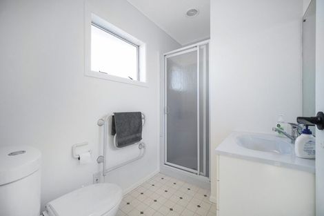 Photo of property in 32 Essex Street, Te Atatu South, Auckland, 0610