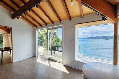 Photo of property in 1 Maramanui Way, Karaka Bays, Wellington, 6022