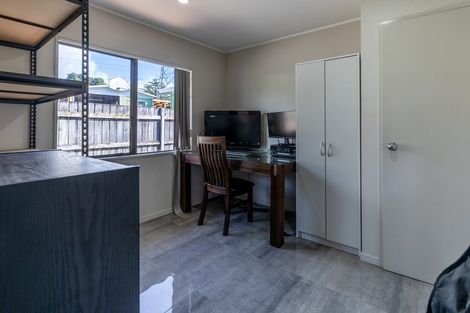 Photo of property in 13 Martin Place, Kelston, Auckland, 0602