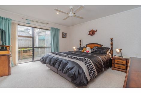 Photo of property in 2/25 Sailfish Drive, West Harbour, Auckland, 0618