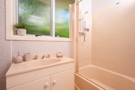 Photo of property in 8 Link Road, Newlands, Wellington, 6037