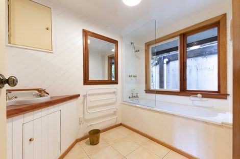 Photo of property in 7 Piha Road, Piha, 0772