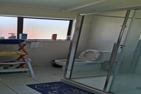 Photo of property in 2/17 Grenadine Place, Unsworth Heights, Auckland, 0632