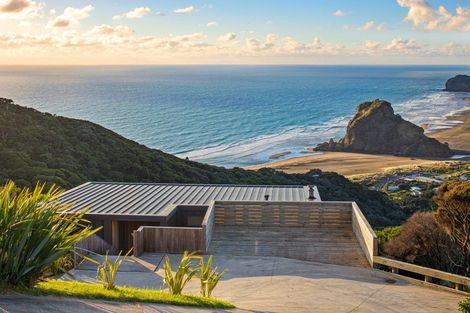 Photo of property in 81 Piha Road, Piha, 0772