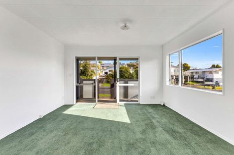 Photo of property in 1/58 Riversdale Drive, Merrilands, New Plymouth, 4312