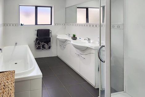 Photo of property in 16 Birkinshaw Grove, Riverstone Terraces, Upper Hutt, 5018