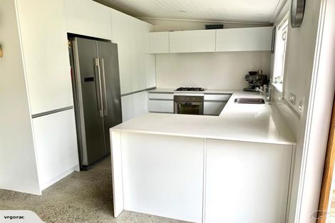 Photo of property in 27 Islington Avenue, New Lynn, Auckland, 0600