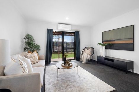Photo of property in 3/4 Charlenne Close, Ranui, Auckland, 0612