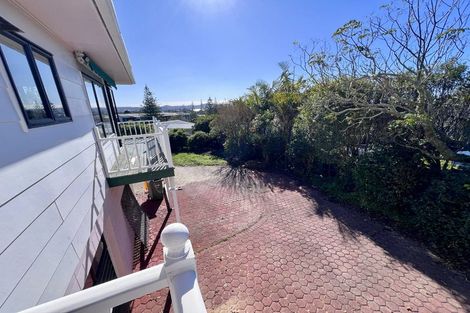 Photo of property in 6 Higham Ferrers Place, Red Beach, 0932