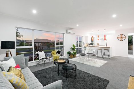 Photo of property in 198 Lakeside Drive, Orewa, 0931