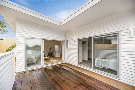 Photo of property in 2/128 Sunset Road, Unsworth Heights, Auckland, 0632