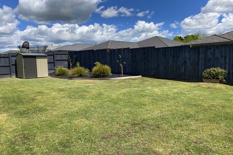 Photo of property in 9 Larmer Drive, Kumeu, 0810
