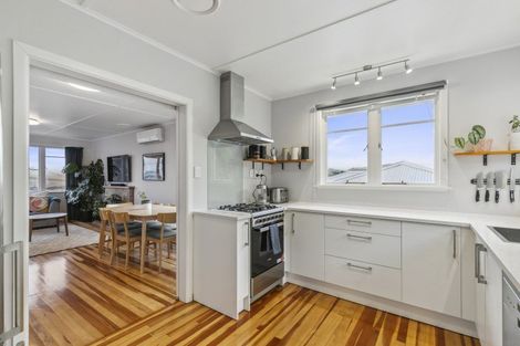 Photo of property in 15 Link Road, Newlands, Wellington, 6037
