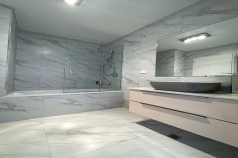 Photo of property in 5/10 Vinifera Place, Fairview Heights, Auckland, 0632