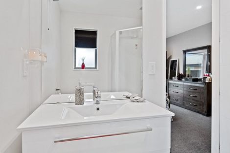 Photo of property in 6 Loeb Place, Rolleston, 7614