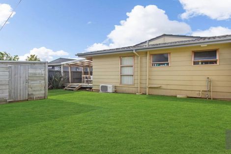 Photo of property in 2/41 Challen Close, Conifer Grove, Takanini, 2112