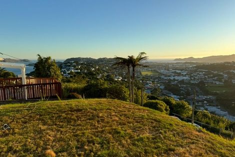 Photo of property in 174 Nevay Road, Karaka Bays, Wellington, 6022