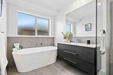 Photo of property in 32 Te Piriti Road, One Tree Point, 0118