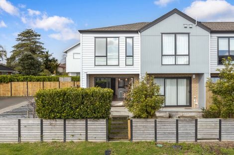 Photo of property in 1 Royal View Road, Te Atatu South, Auckland, 0610