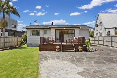 Photo of property in 9 Walton Street, Red Beach, 0932