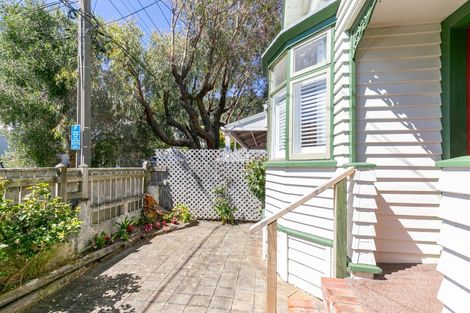 Photo of property in 28 Queen Street, Mount Victoria, Wellington, 6011