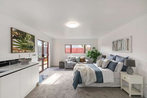Photo of property in 40 Beach Road, Te Atatu Peninsula, Auckland, 0610