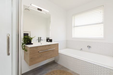 Photo of property in 9 Vogwill Road, Kumeu, 0810