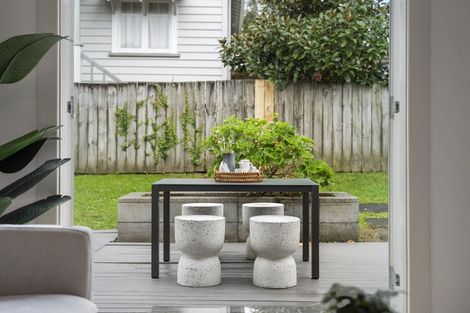 Photo of property in 1/12 Craigbank Avenue, New Lynn, Auckland, 0600