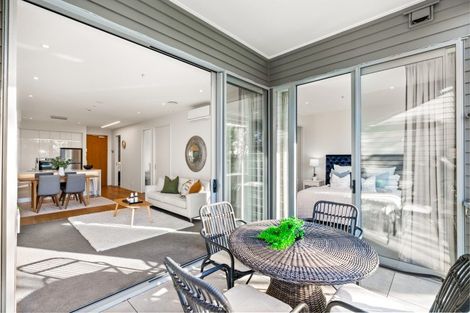 Photo of property in 6/585g Beach Road, Rothesay Bay, Auckland, 0630